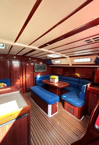 Up to 12 persons can enjoy a ride on this Monohull boat