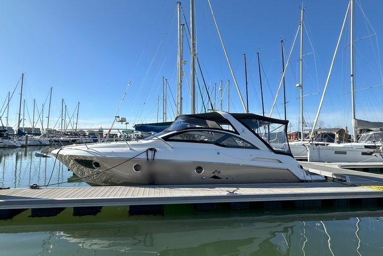 This 35.0' Beneteau cand take up to 6 passengers around Emeryville