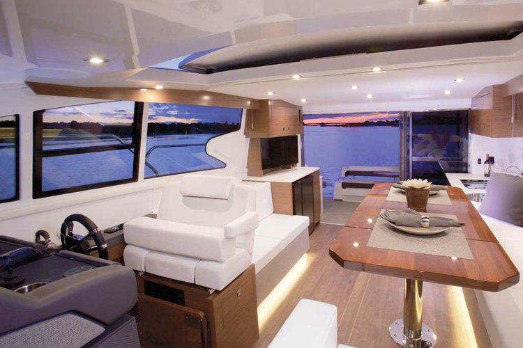 Discover Newport Beach surroundings on this Cruiser Yacht Cantius 46' boat