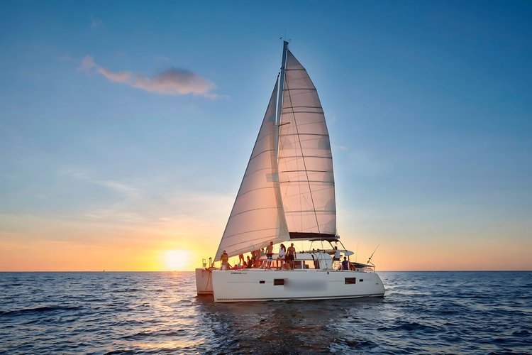 Costa Rica Catamaran: Private  Tour with Snorkel & Drinks