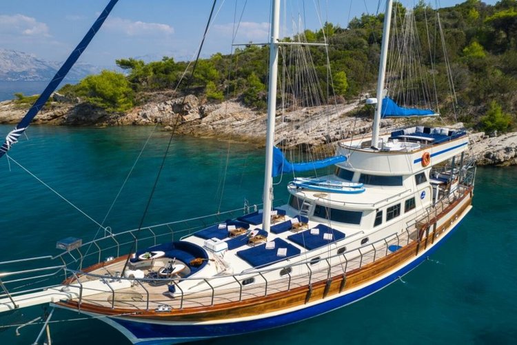 Enjoy luxury and comfort on this Split region sailboat charter