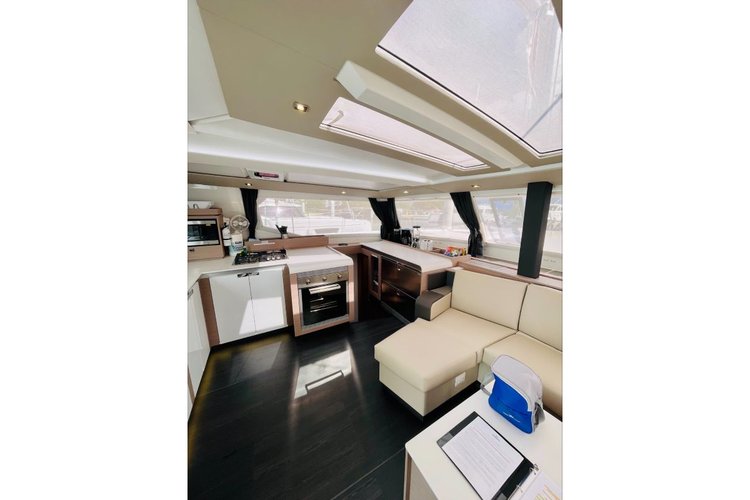 This 47.0' Fountaine Pajot cand take up to 10 passengers around Road Town