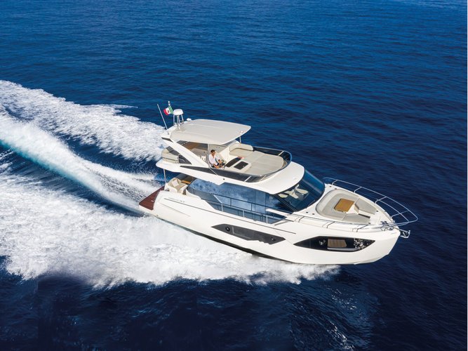 This motor boat charter is perfect to enjoy Primošten