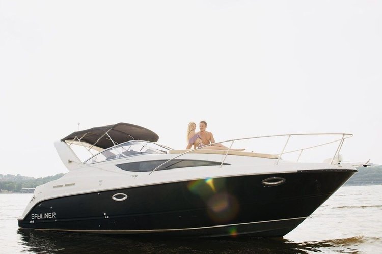 Charter the Bayliner 285 – Your Perfect Day on the Water