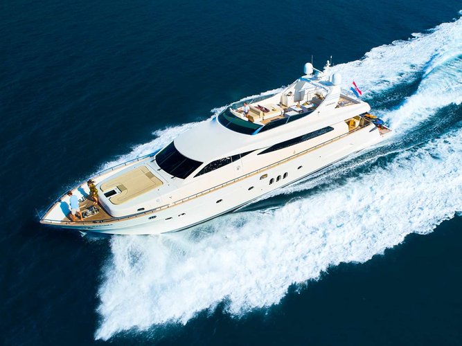 This motor boat charter is perfect to enjoy Baška Voda