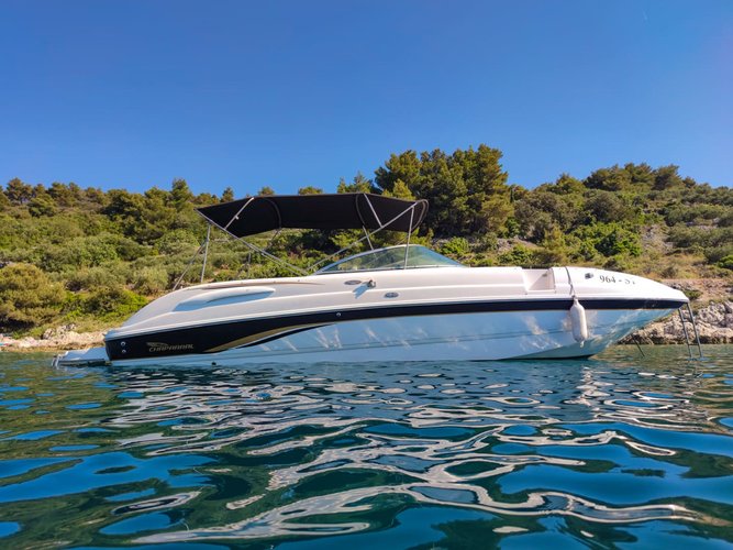 Beautiful motor boat for rent, ideal for fun in the sun