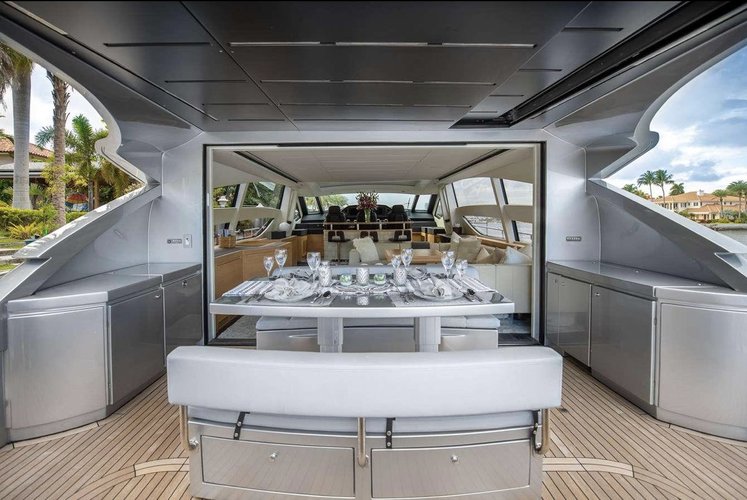 Discover Miami Beach surroundings on this Pershing Yachts Pershing boat