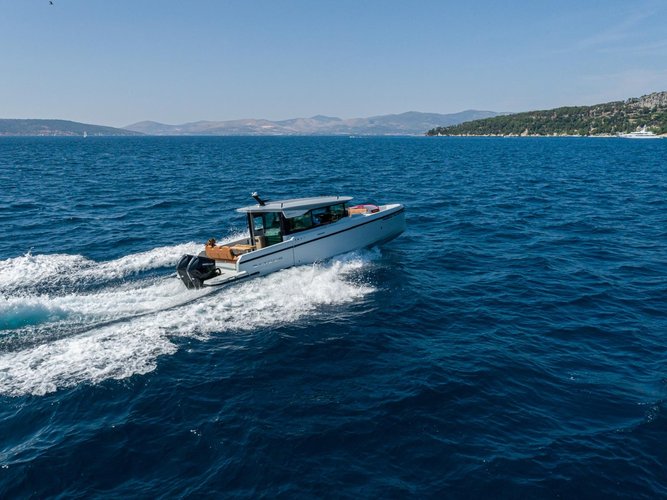 Premium sport cruise boat