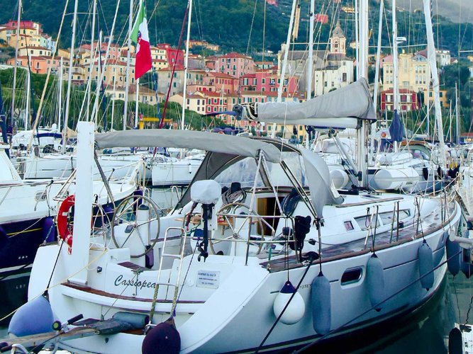 Jump aboard this beautiful Jeanneau Sun Odyssey 42 i