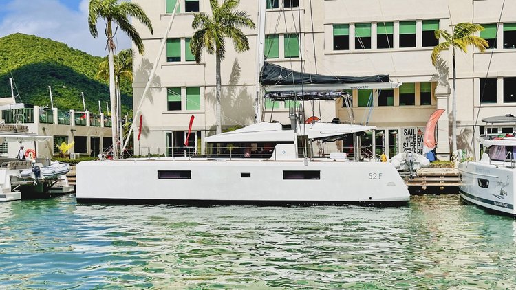 Beautiful Lagoon Lagoon 52F ideal for sailing and fun in the sun!