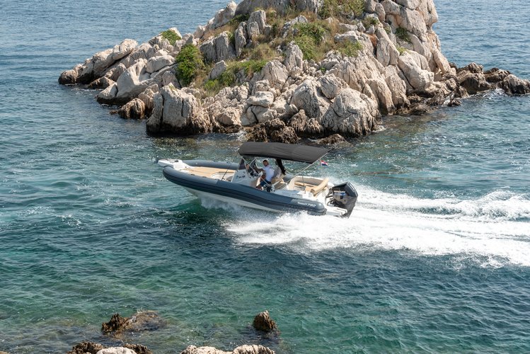 This 25.9'  cand take up to 12 passengers around Trogir