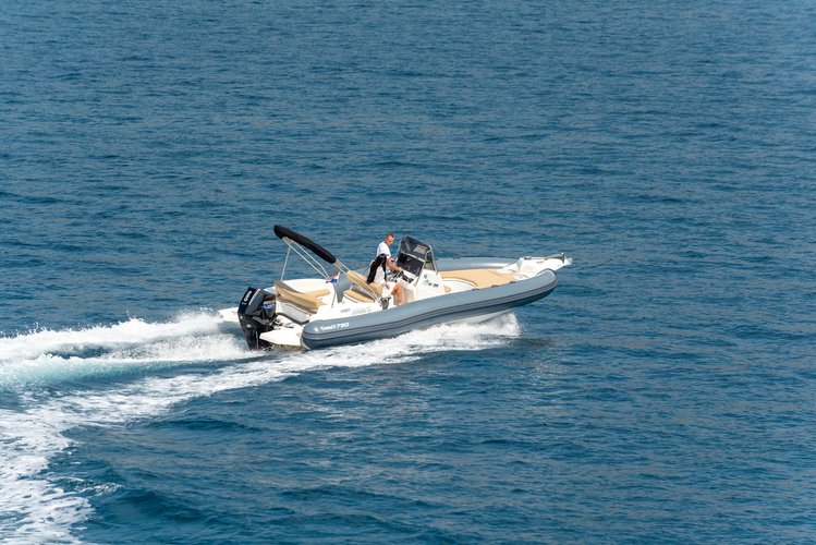 Discover Trogir surroundings on this Marlin 790 Dynamic  boat