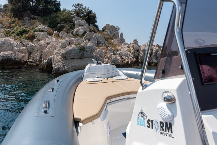 This 25.9'  cand take up to 12 passengers around Trogir