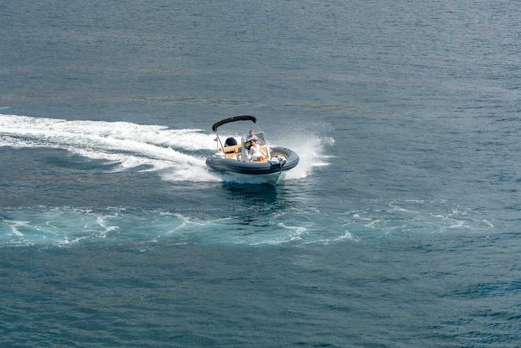 This 25.9'  cand take up to 12 passengers around Trogir