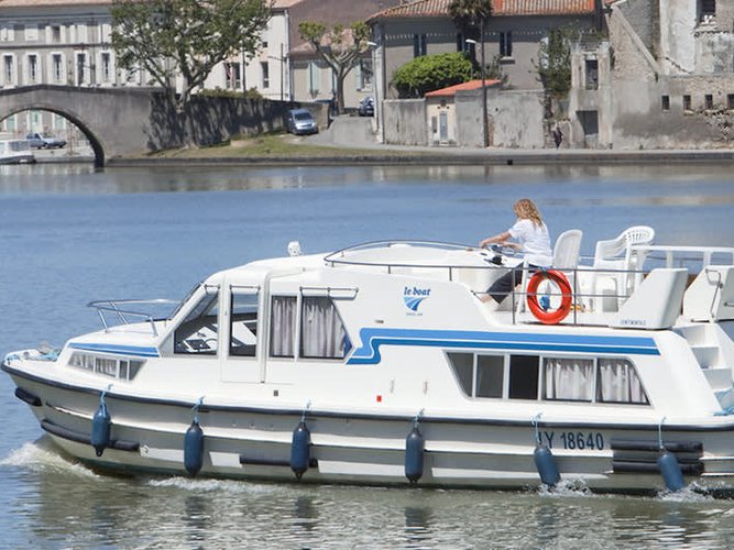 Hop aboard this amazing motor boat rental in Nieuwpoort!