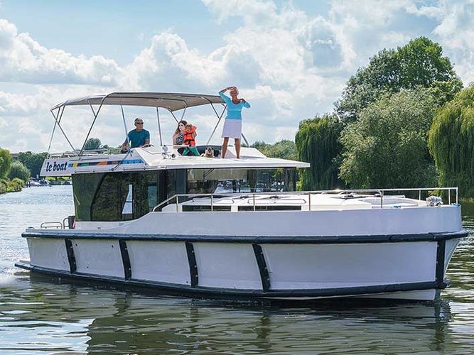 Beautiful motor boat for rent, ideal for fun in the sun