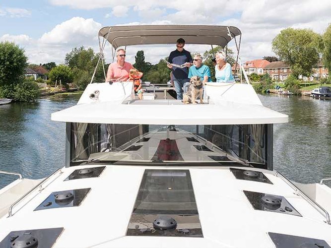 This 42.7'  cand take up to 9 passengers around Castelnaudary 