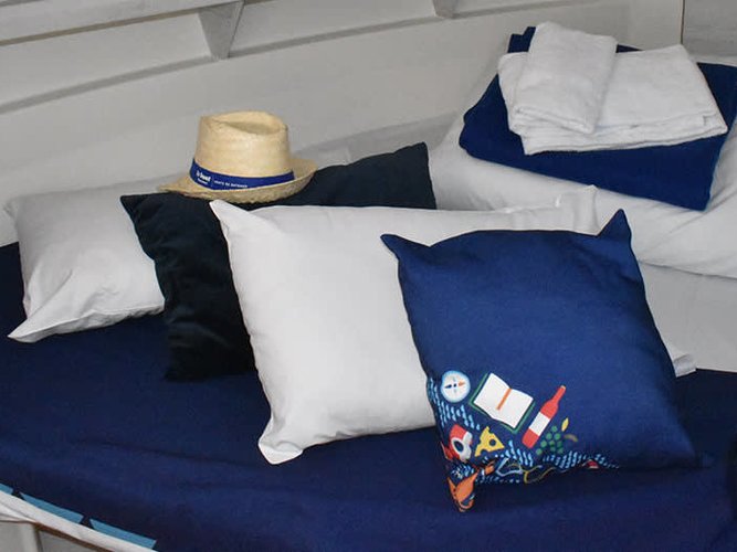 Motor boat boat rental in Castelnaudary, France