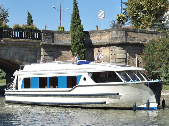 Enjoy luxury and comfort on this Casale Sul Sile motor boat charter