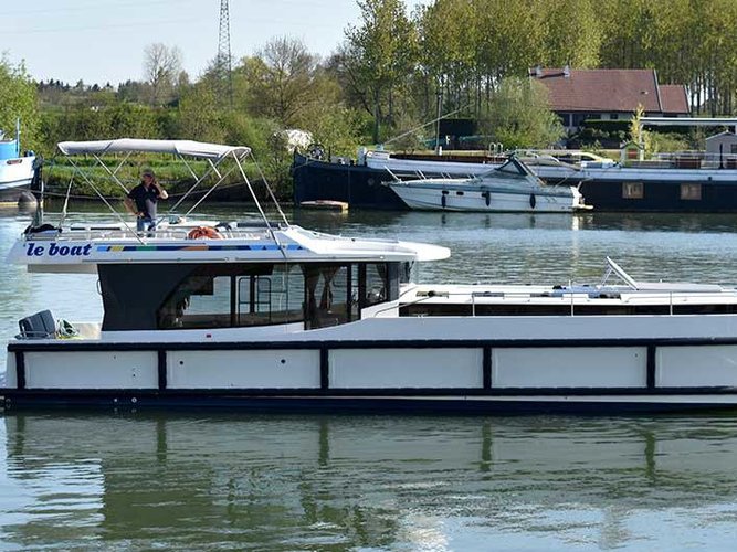 Explore Vinkeveen on this beautiful motor boat for rent