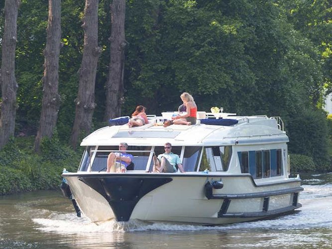 Experience Migennes on board this elegant motor boat