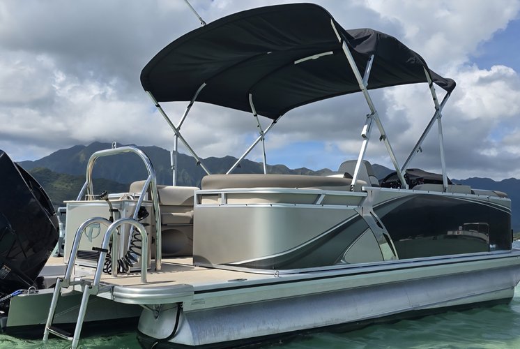 Kaneohe Bay Sandbar Pontoon Rental