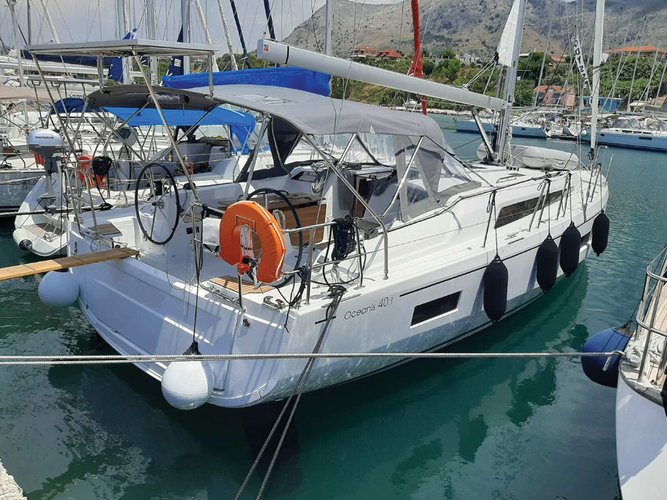 Jump aboard this beautiful Beneteau Oceanis 40.1