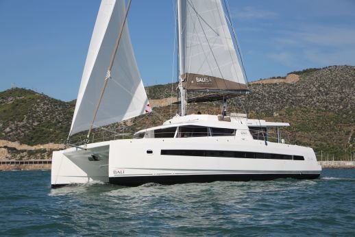 This sailboat charter is perfect to enjoy St. Martin