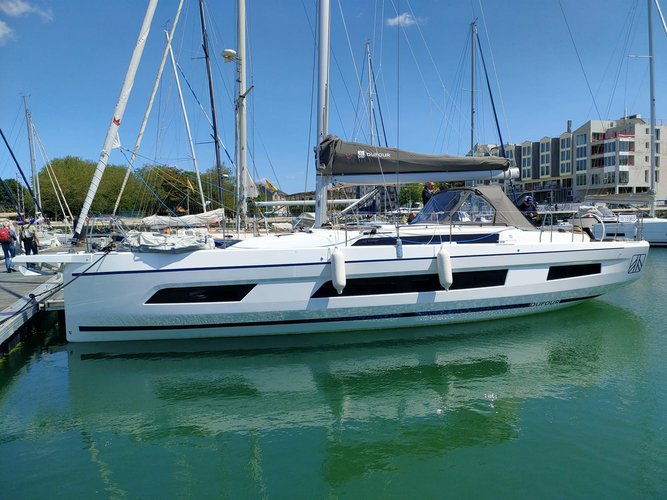 The perfect boat charter to enjoy IT in style