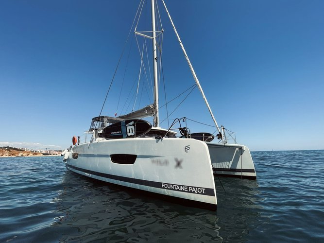 40.0 feet Fontaine Pajot in great shape
