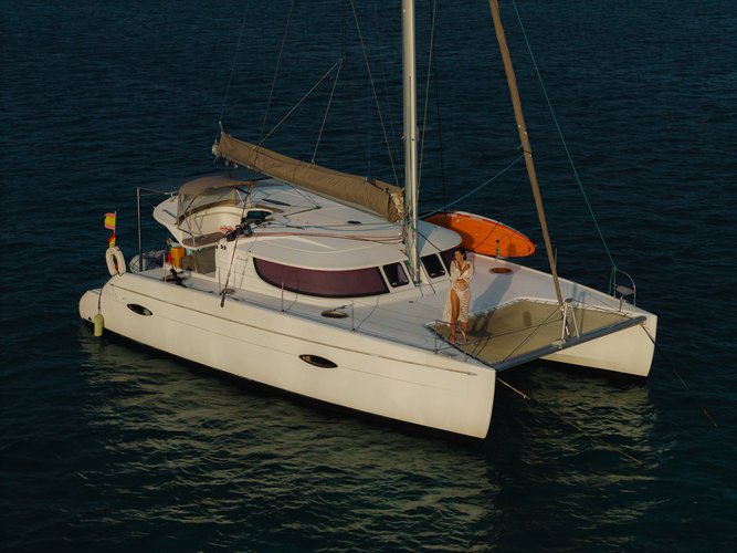 Hop aboard this amazing sailboat rental in San Blas Islands!