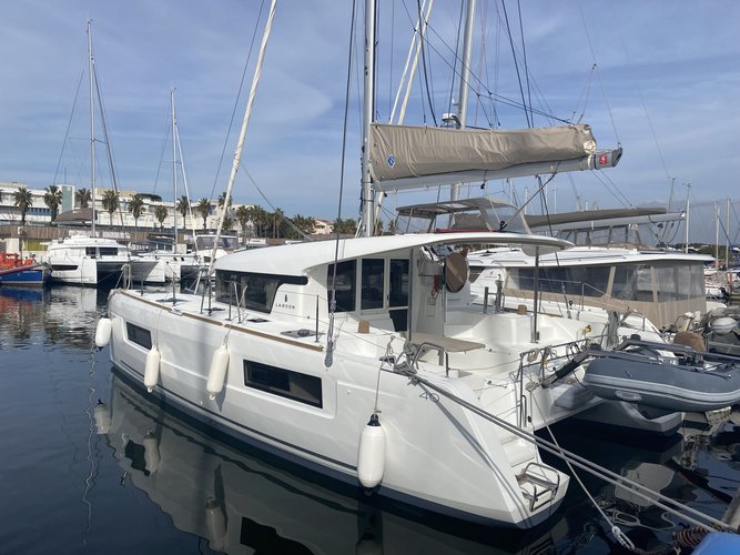 Sail the beautiful waters of Hyeres on this cozy Lagoon Lagoon 40