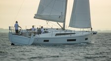 Glide the waves with this beautiful sailing yacht!!