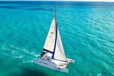 Discover the beauty of Isla Mujeres onboard this amazing Catamaran !