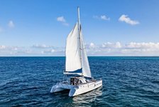 Sail on Cancun waters for the day on this perfect catamaran !